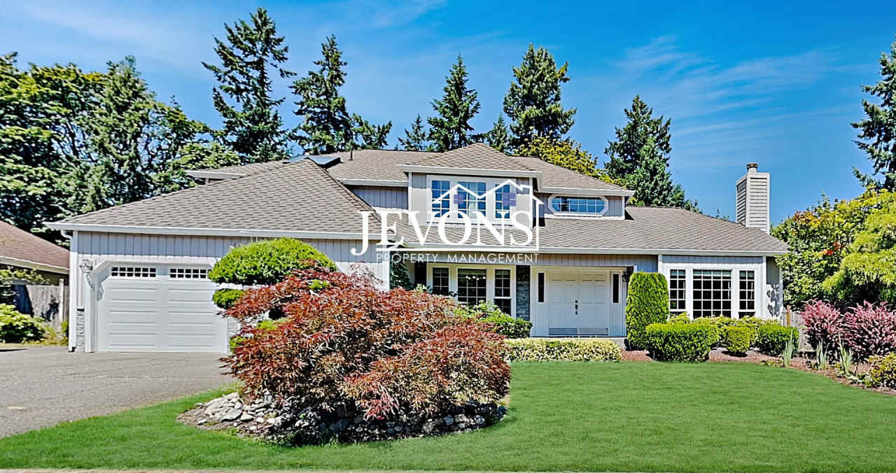 Beautiful 4-bedroom + bonus room | Spacious fenced yard, fully equipped kitchen, close to I-405