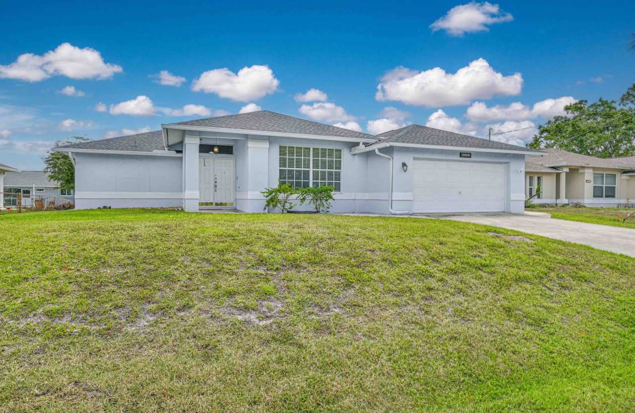 ** 3 bed + Den, 2 Bath.....POOL HOME in San Carlos Park **