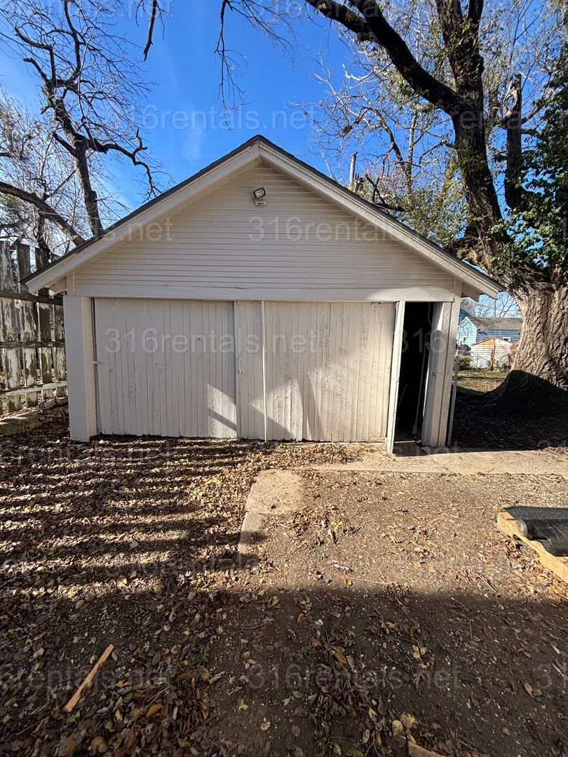 2 bedroom 1 bath available NOW!