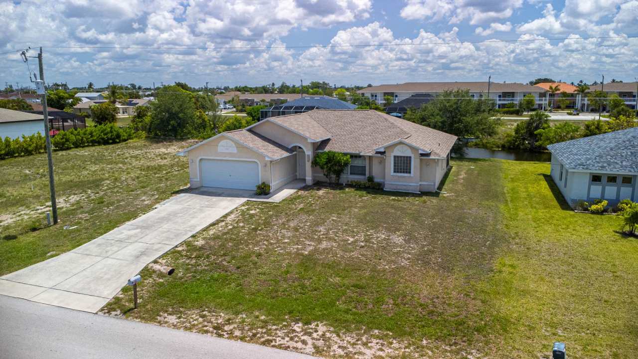 SW area Home on a fresh water canal