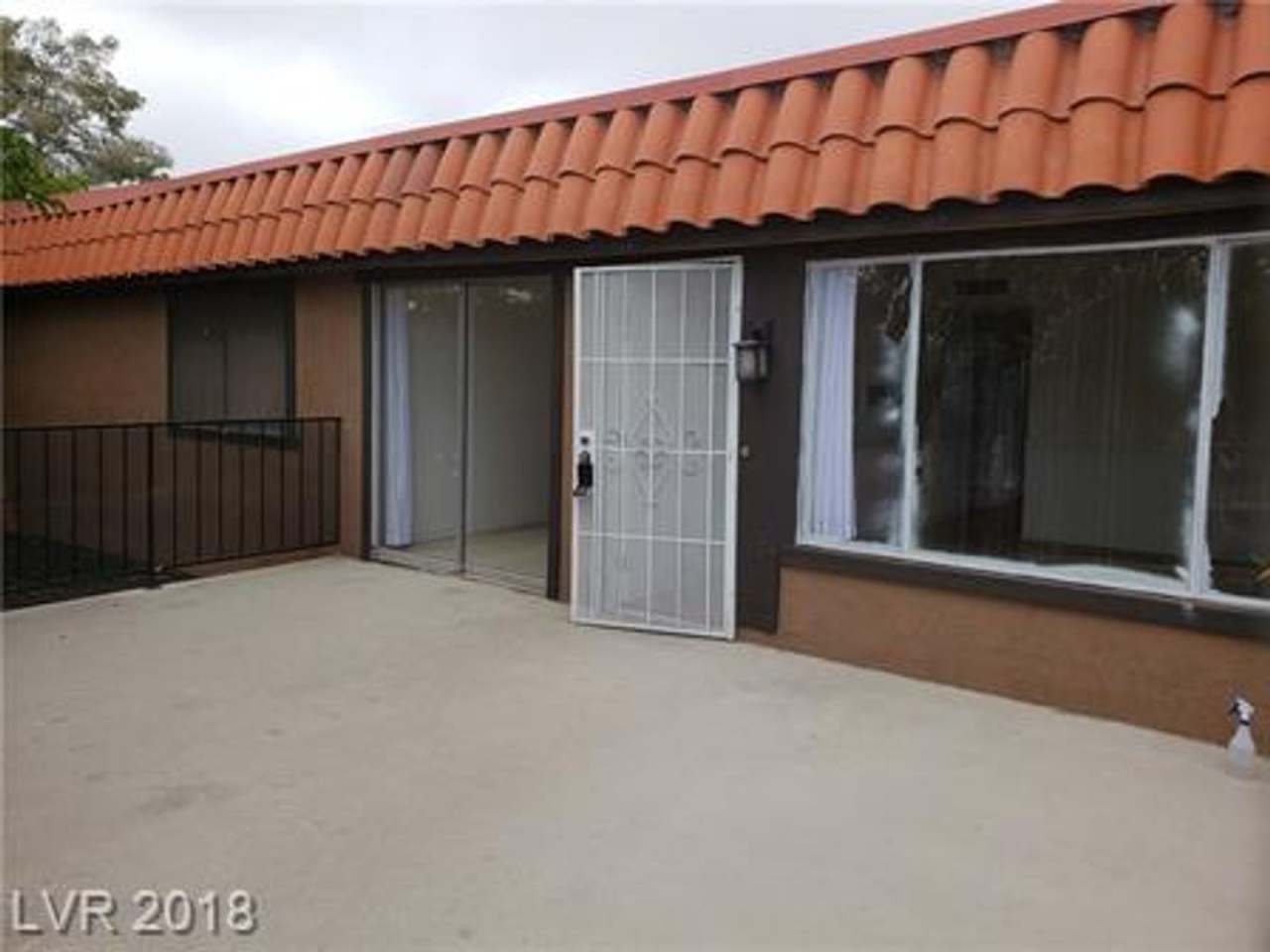 2nd Floor 2 bedroom Condo Near 95/Torrey Pines