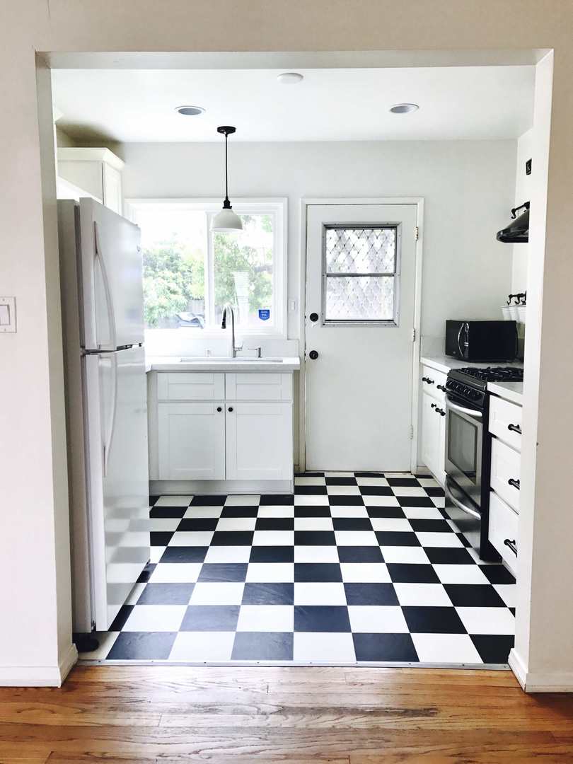 3bed/1bath house with PARKING, large backyard and Central AC! LMU students welcome!