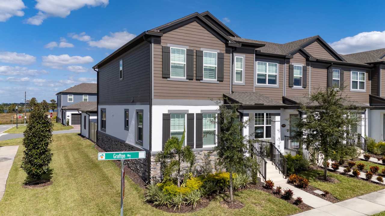 Stunning Corner Townhome @ Winter Garden,Exceptional 3-bedroom + den, 2.5-bath corne