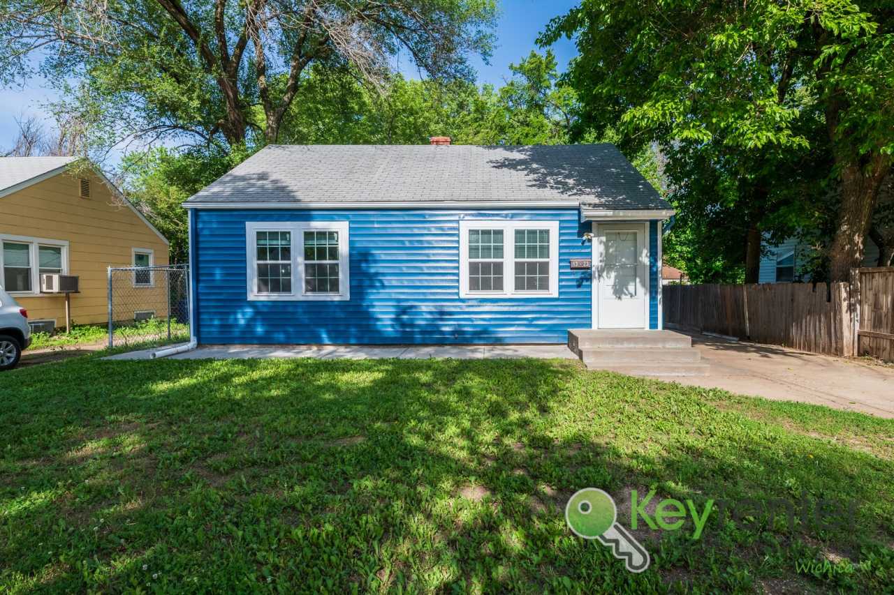 Freshly remodeled 2 bedroom + 2 bonus room, 2 bathroom house near shopping and university