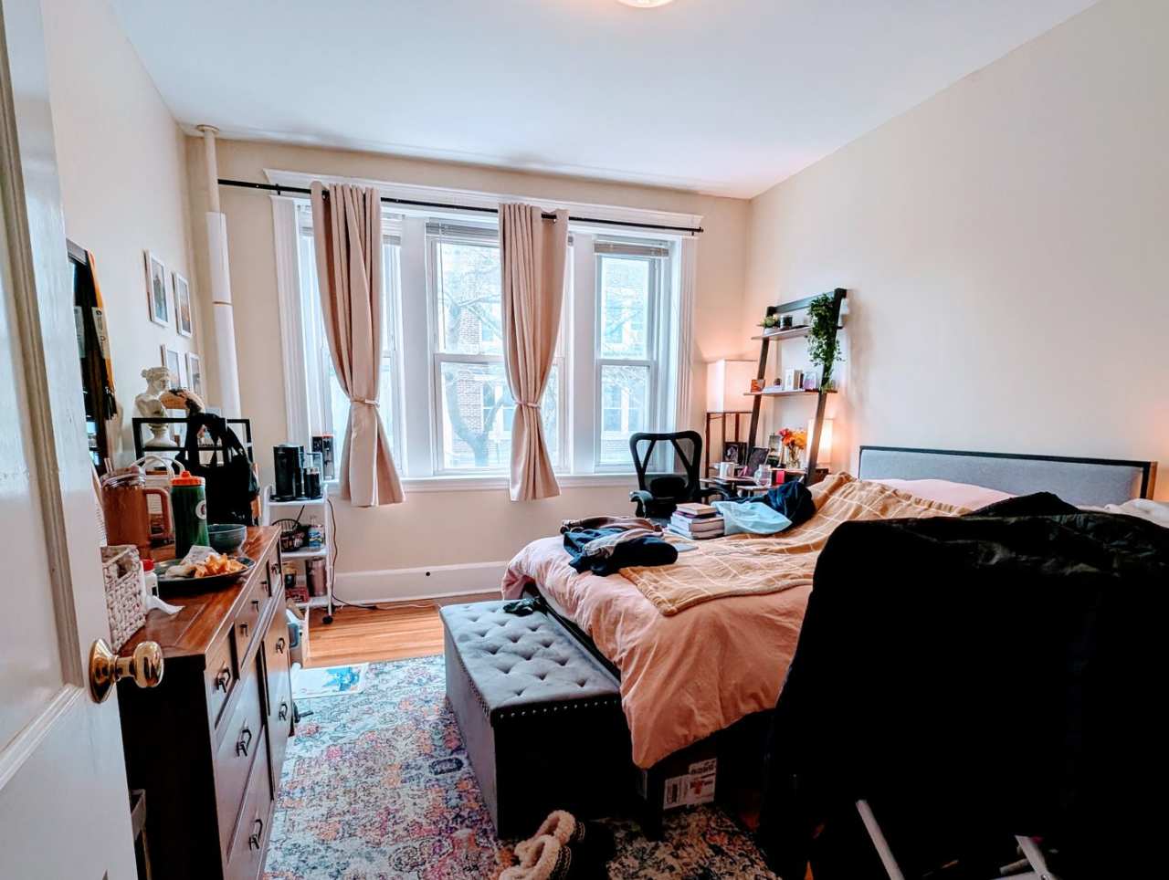 $500 rebate upon closing! Affordable Brookline Apt for Grads and working pros! Huge Rooms, Beautiful Street. Updated appliances.