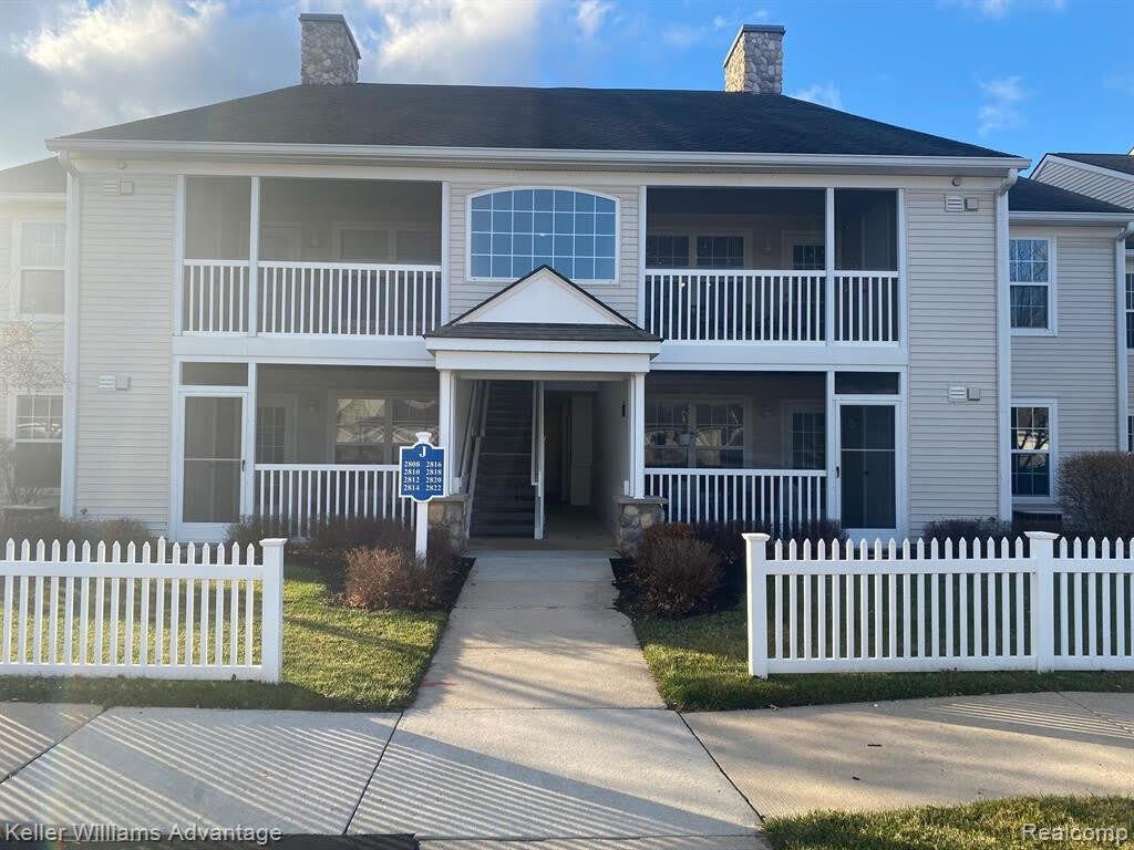 2822 S Knightsbridge Circle