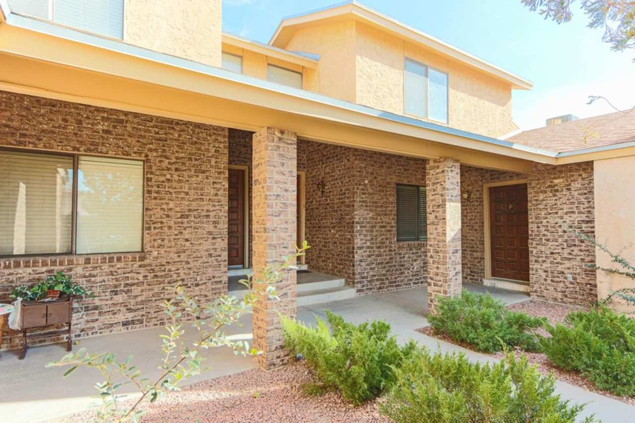Cozy Townhome off Lee Trevino!