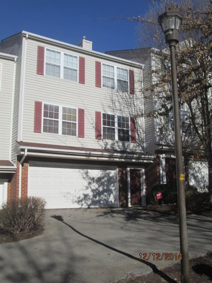 3 Bedroom 2.5 Half Bath Townhouse with 2 Car Garage