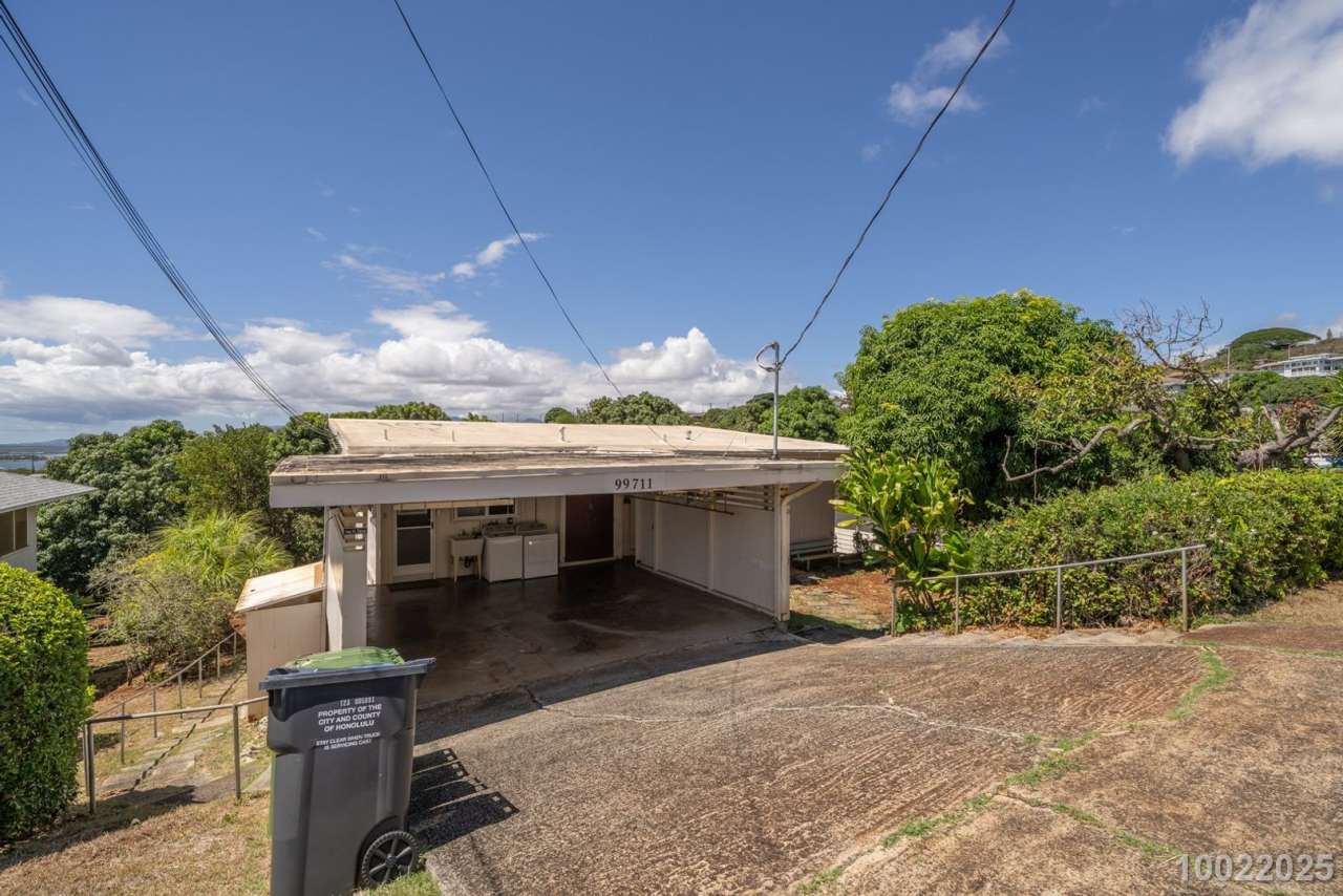 Partially Renovated Upstairs 3 BD 1 BA home in Aiea ($300 off the first month’s rent if moved in December 21, 2025)