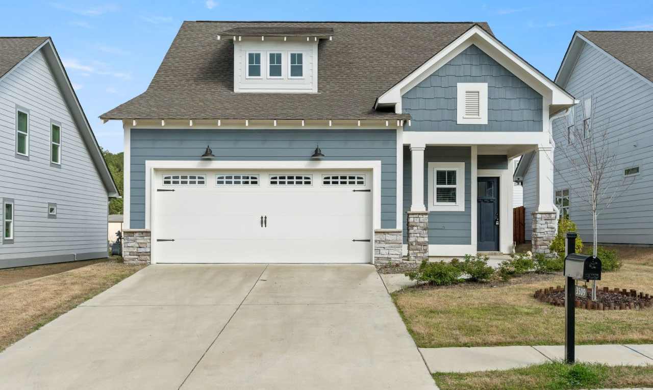 Move In Special, 10% off 1st month's rent. Wonderfully located 3/2 in Trussville!!!