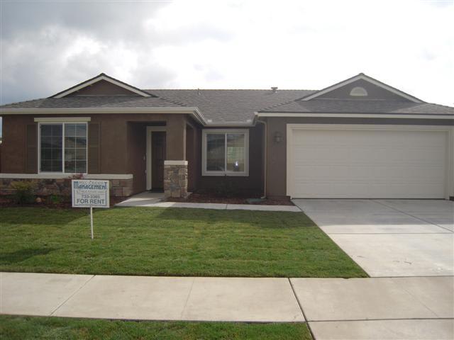 4 Bedroom Home in Tulare in the Del Lago Subdivision