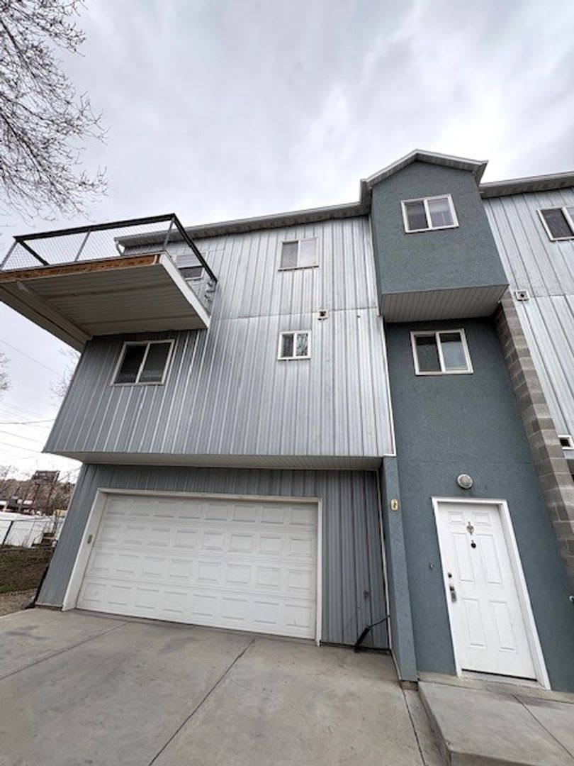 2 Bedroom / 2.5 Bathroom in Millcreek!