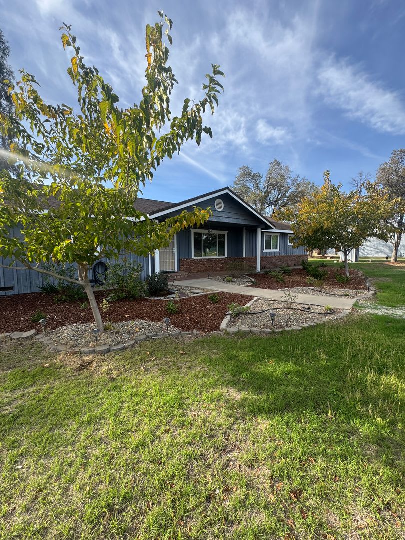 BEAUTIFUL 4 BED/3BATH IN REDDING WITH POOL AND 3 CAR GARAGE