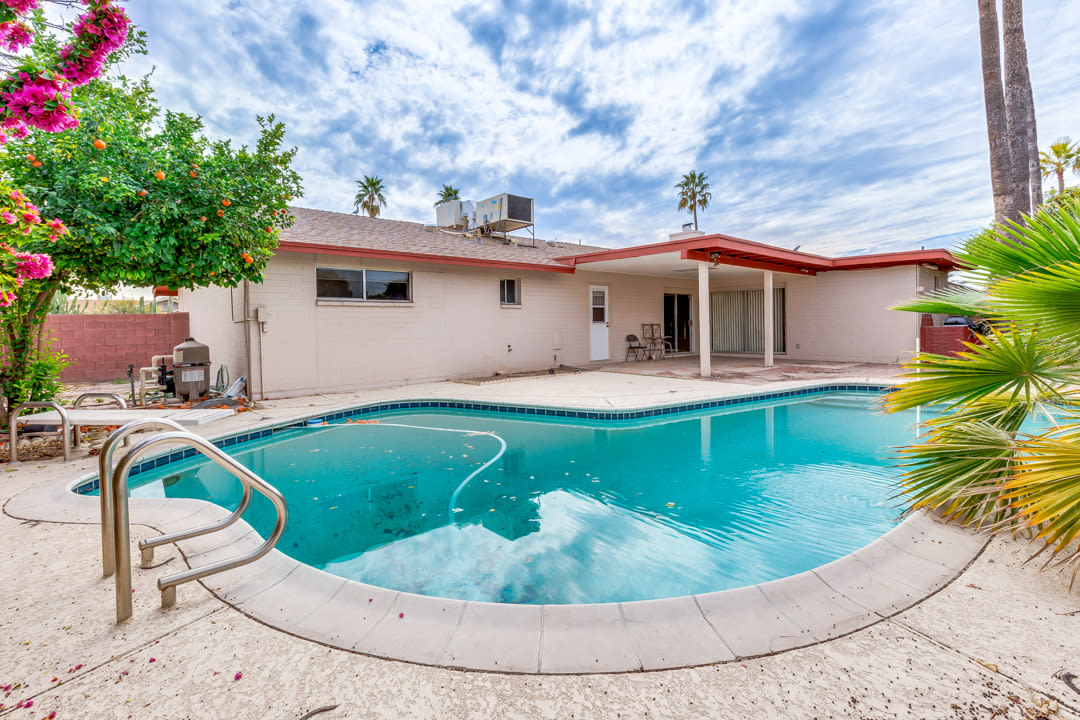 4 BEDROOM, 3 BATH HOME W/ 2 MASTER BEDROOMS, REMODELED KITCHEN, DIVING POOL - MINUTES FROM ASU!