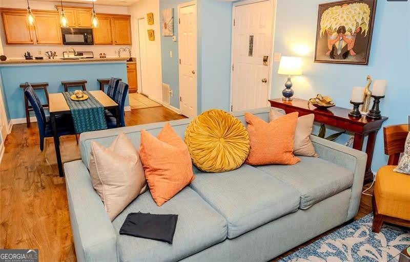 1077 MANSFIELD Court