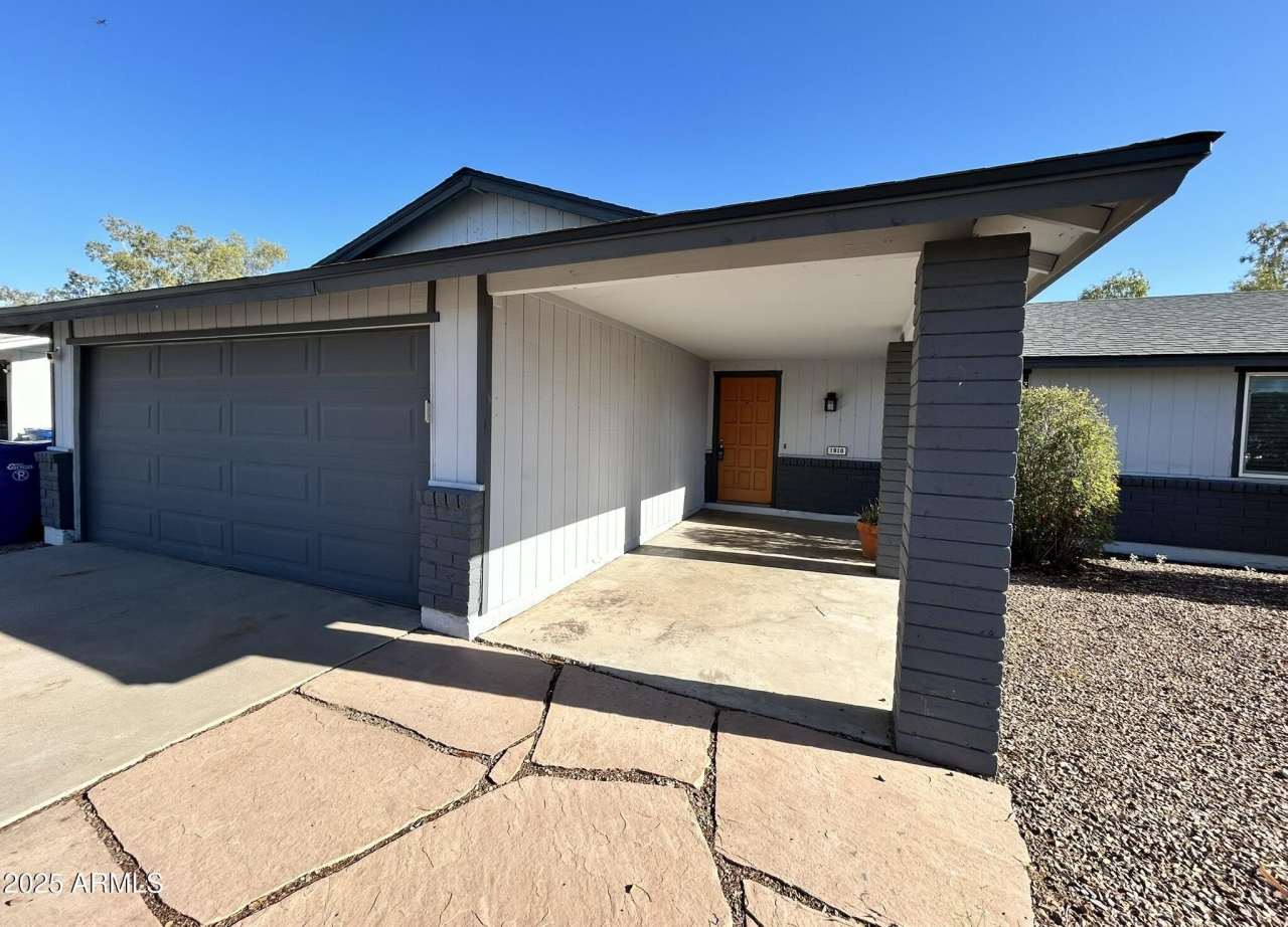 1910 W DEVONSHIRE Street