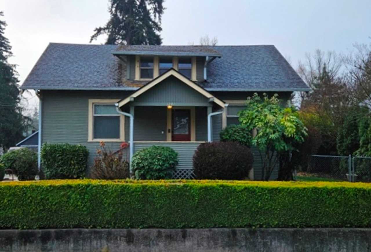 4Bd/1Ba two story home - For viewing