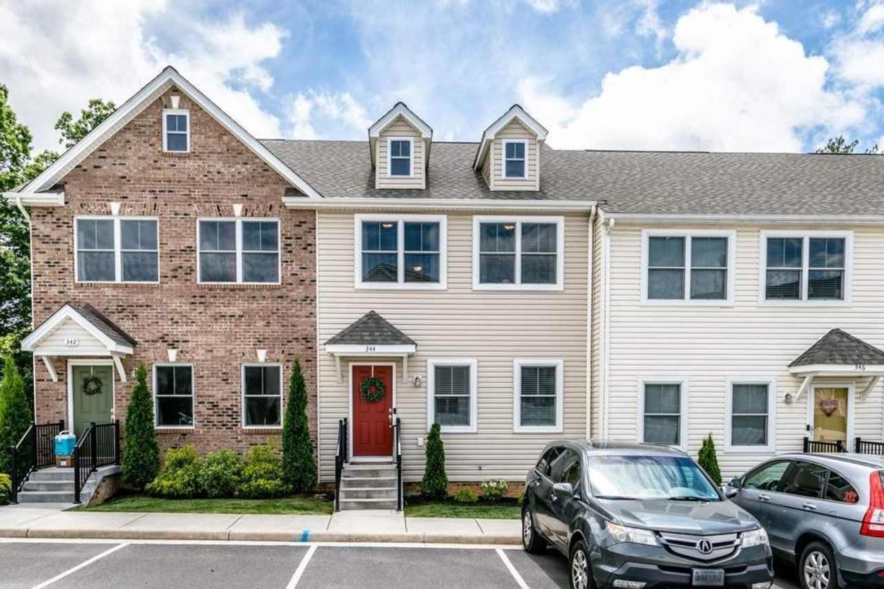 Exceptional and Spacous Townhouse!