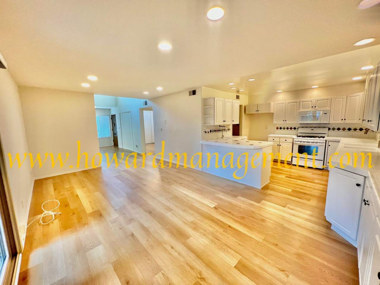 LAKE VIEW in LA! Majestic townhouse with high ceilings, three patios and lake view!