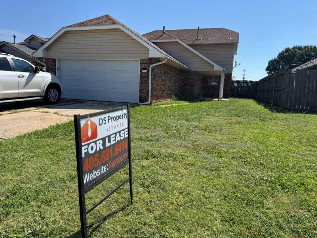 3 bed , 2 full bath, 2 story , Newly updated, with beautiful new countertops, flooring and paint to name a few! This one is ready for move in and easy to show!!