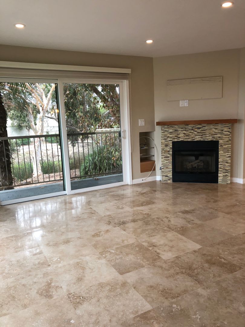 Spacious 3 + 2 Ocean View Condo - Prime Corner Location.