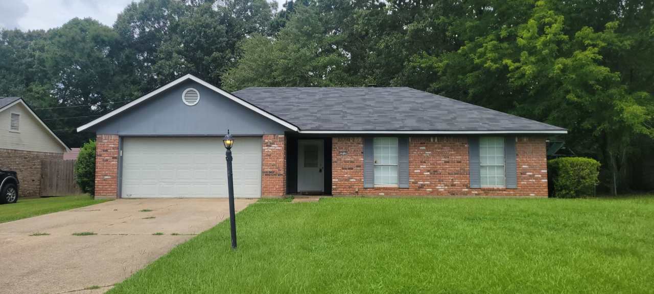 Beautiful 3 bedroom/2 bath with fireplace and huge covered back patio!
