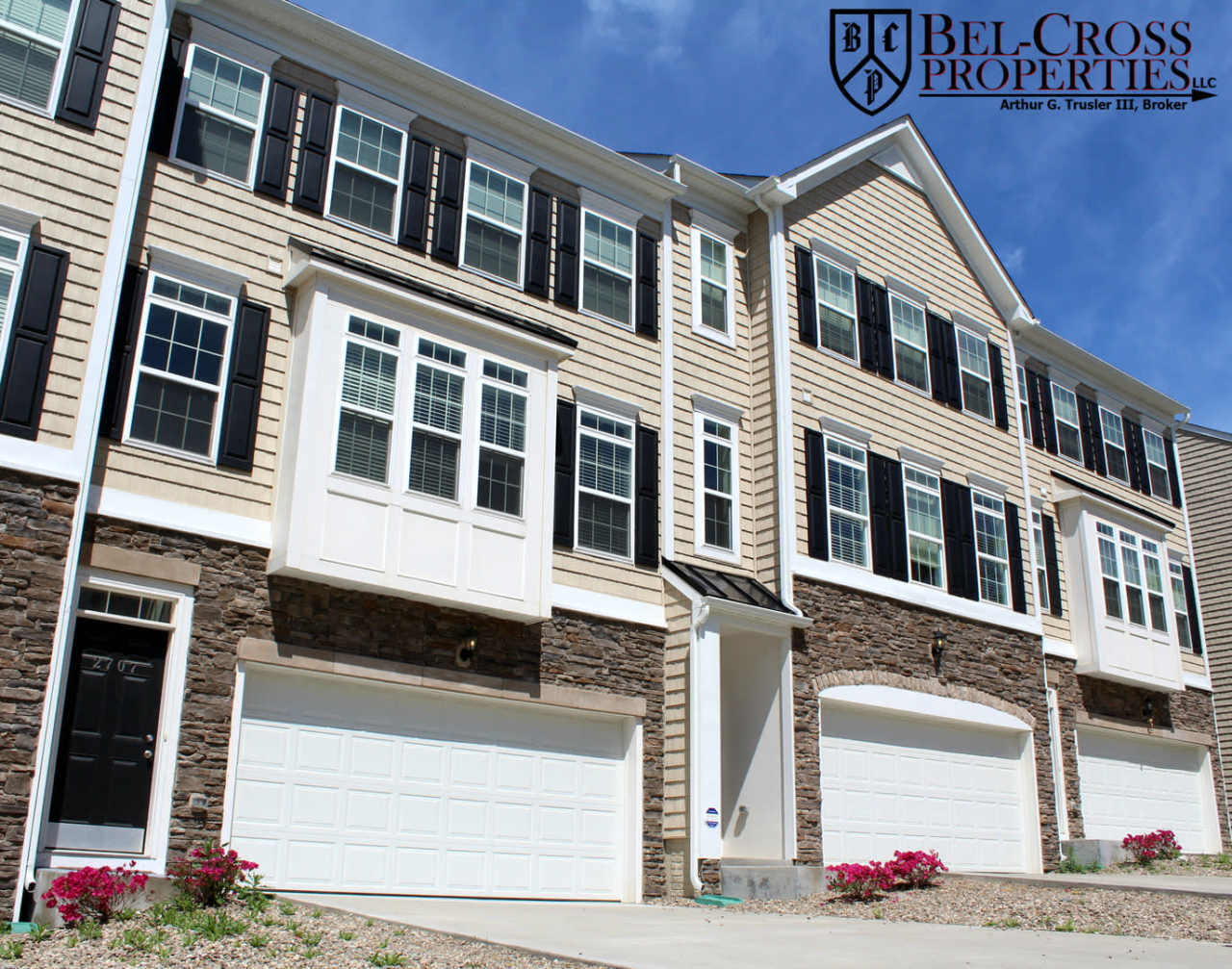 3 bed/2.5 bath Townhouse in Suncrest Village- Available 05/29/2026