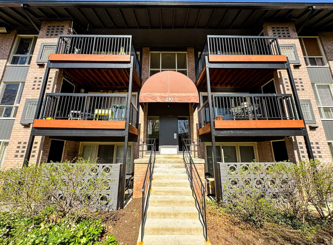 Sun-filled 2 Bed 1 Bath Condo with Private Deck In Scenic Park Terrace - Water Included