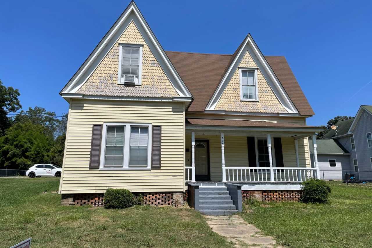 4 BED 2 BATH TWO STORY HOME IN TROY!