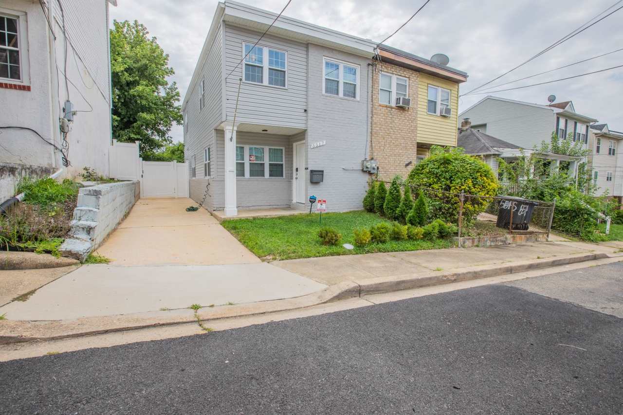 Lovely 3 BR/2.5 BA End Unit Townhome in Deanwood!
