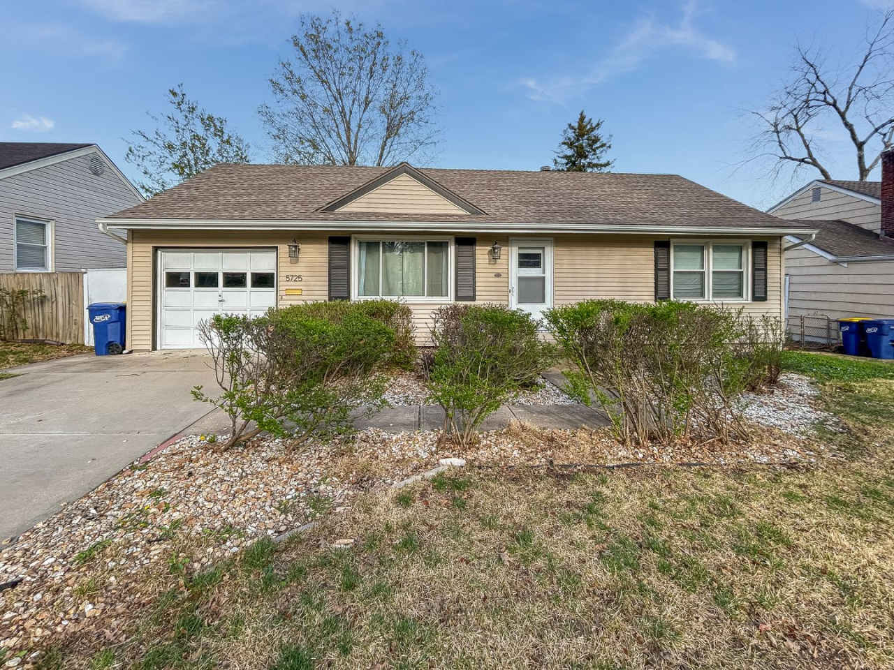 3-Bed, 2-Bath Home for Rent in Coveted Mission, KS – Walk to Johnson Drive!**