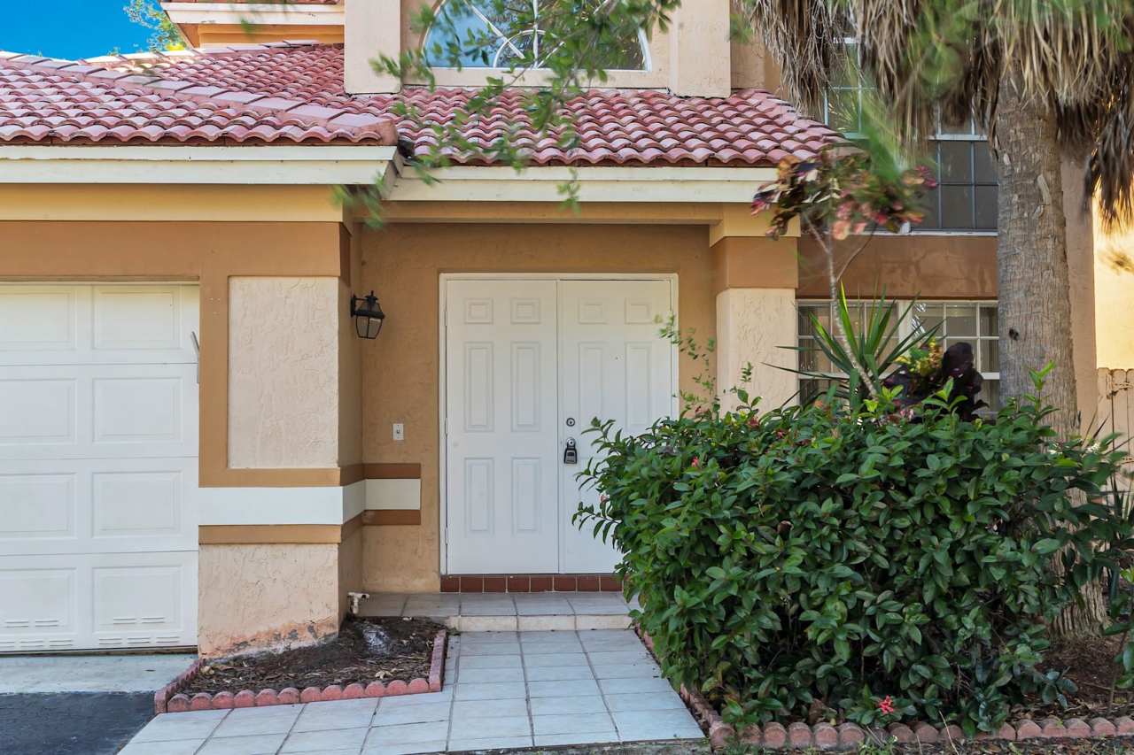 4/2.5 SINGLE FAMILY HOUSE AT THE GABLES AT BONAVENTURE