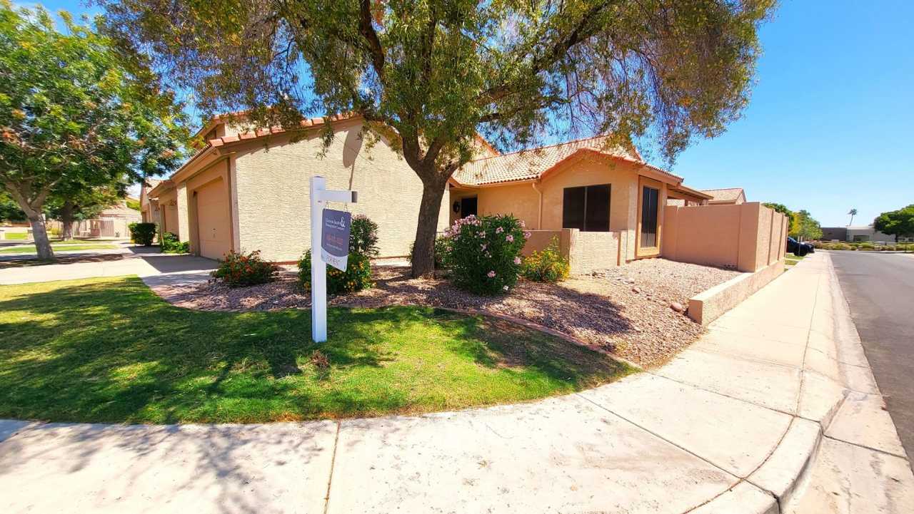 2 BEDROOM PATIO HOME IN AHWATUKEE!