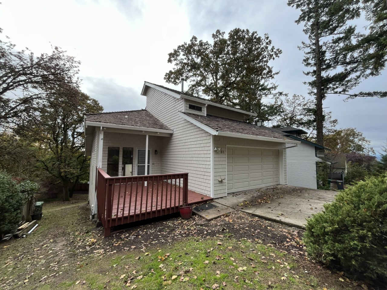 Spacious 3-Bedroom Home with Vaulted Ceilings, Modern Kitchen  Scenic Deck