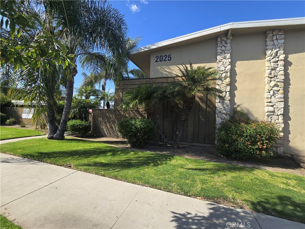 2025 E Whiting Avenue