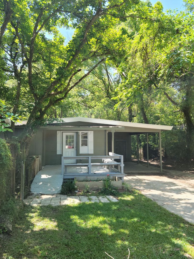 3 bed 2 bath home with a fenced-in yard! Available August 2026!