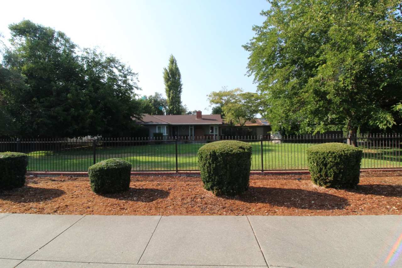 Concord/ Walnut Creek Border! 2172 sq ft home on Huge lot with swimming pool!