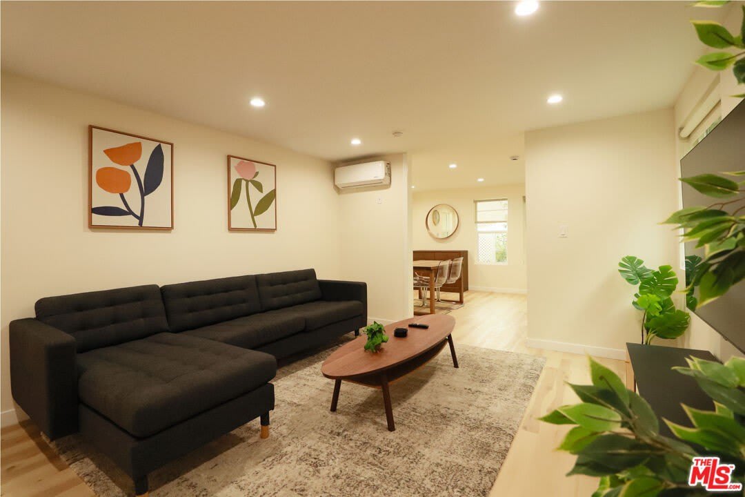 9042 Phyllis Ave unit: B