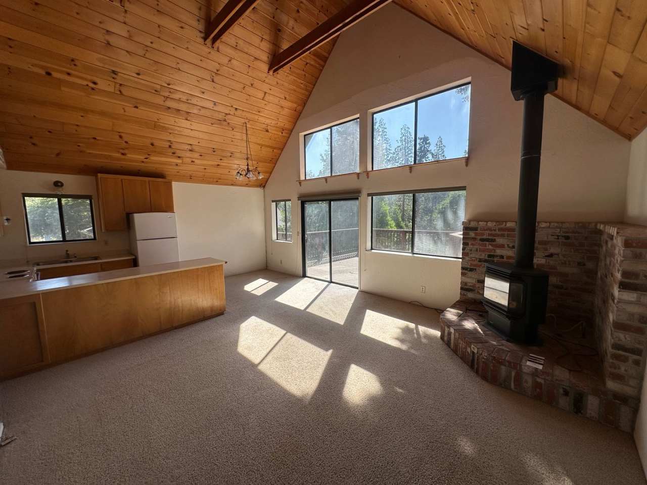 Have you checked out those windows?!?! Adorable Cabin in the Pines! EZ Access to 108!
