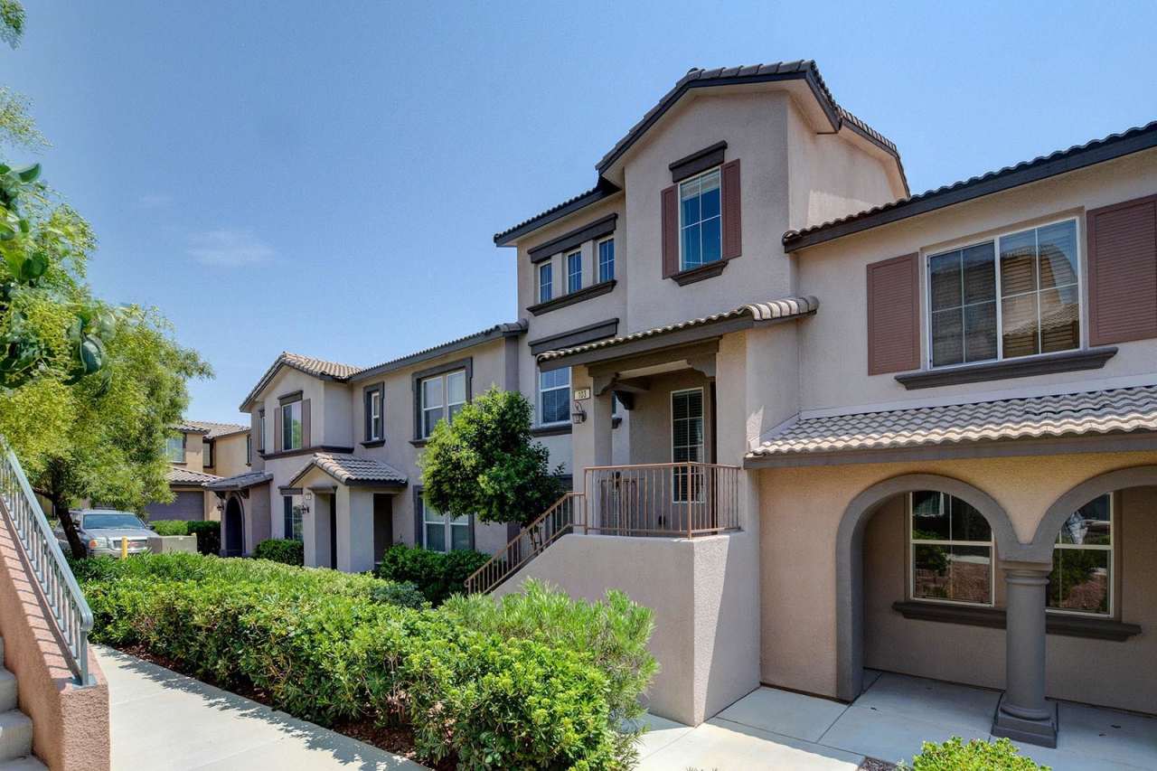 Charming 2 Bedroom + Loft Townhouse in Prime Summerlin Location!