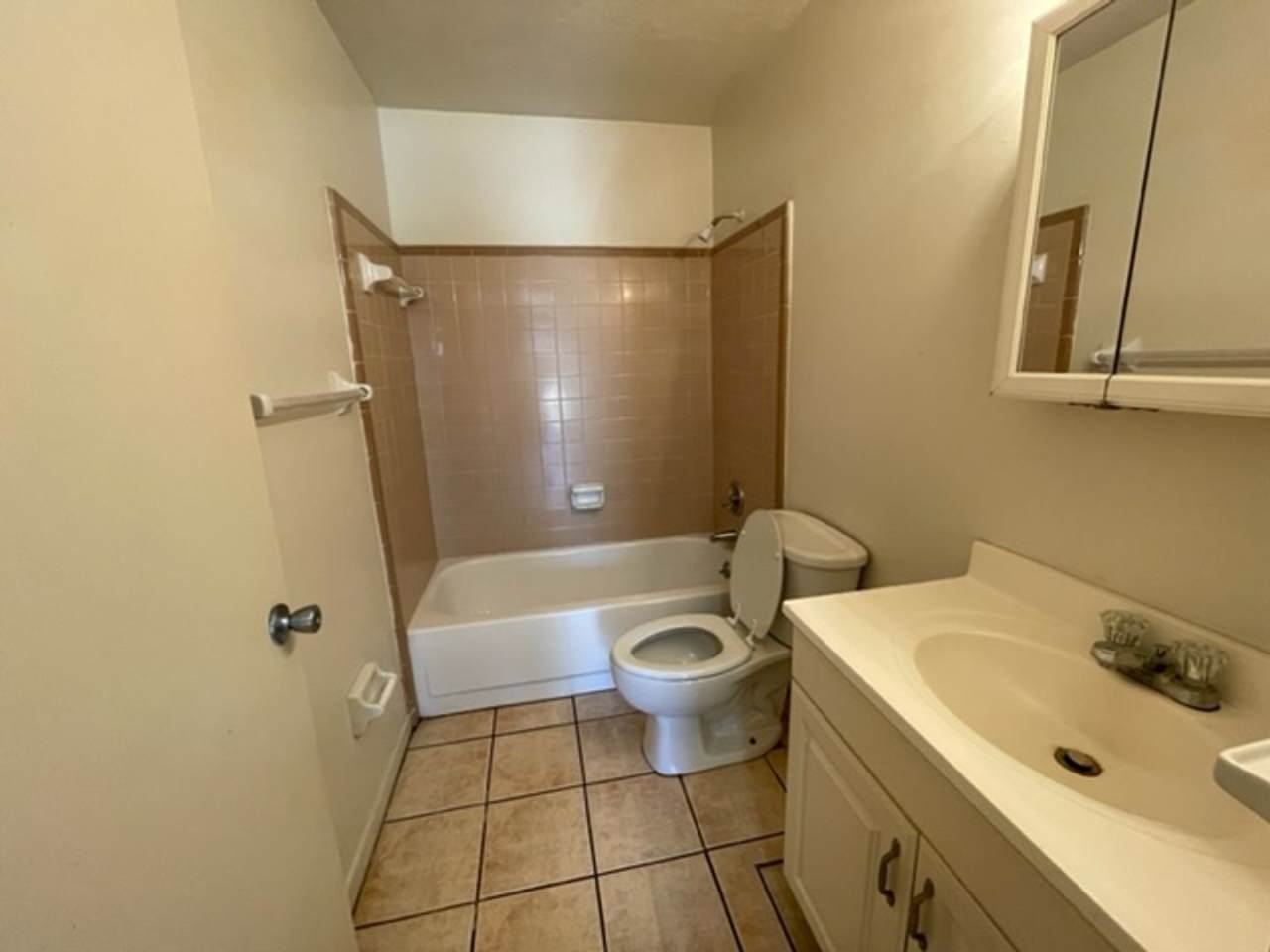 2 Bedroom Located in Pineridge Available Now!!!!