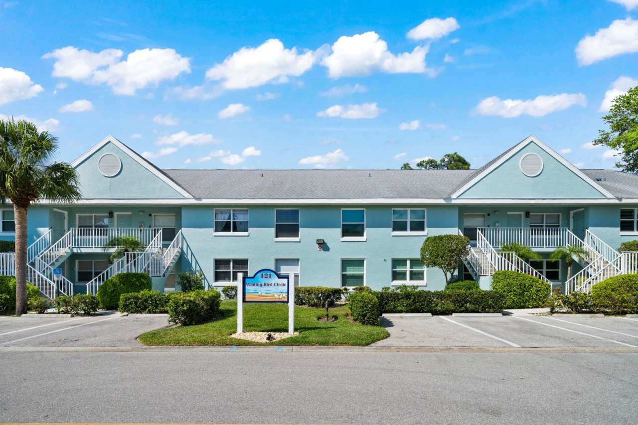 6 MONTH RENTAL - 2 + DEN / 2 BATH AT PIPERS POINTE