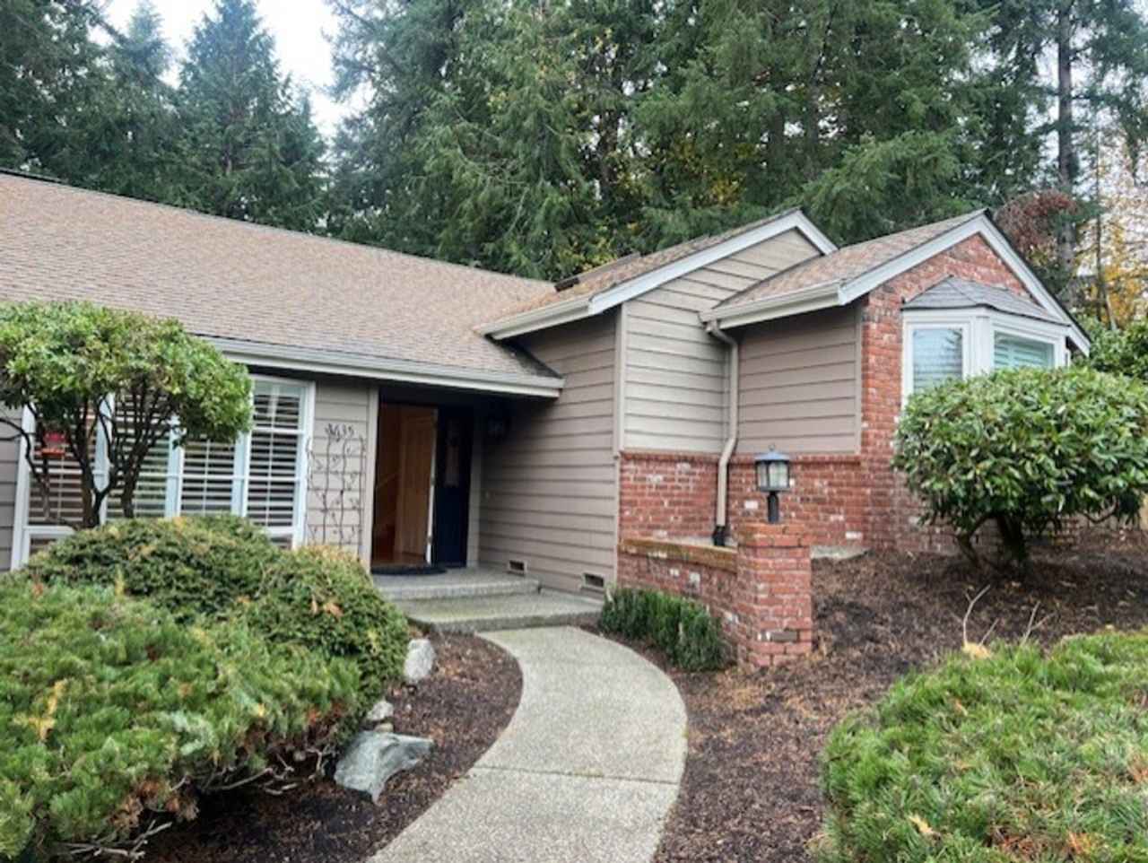 Highly desirable Sammamish 3 bedroom, 3 bath 1970asf.