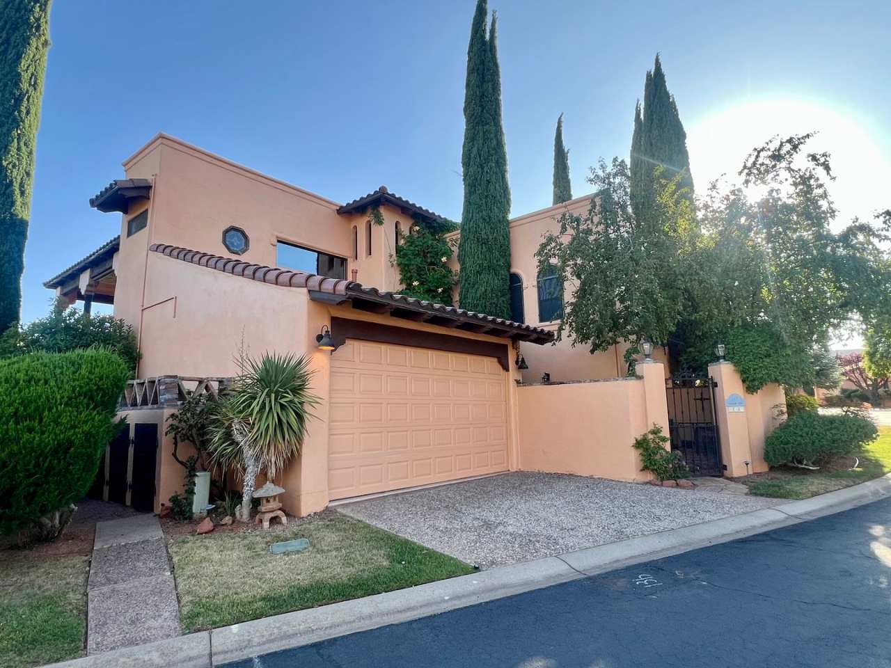 Golf course location with Fitness Center Fully Furnished, 6-12 month rental