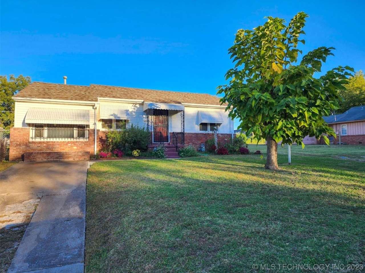 Quaint and Refreshed Bungalow in Joe Louis Addition