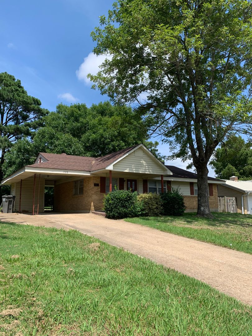 3bed/1bath close to Southwest drive.