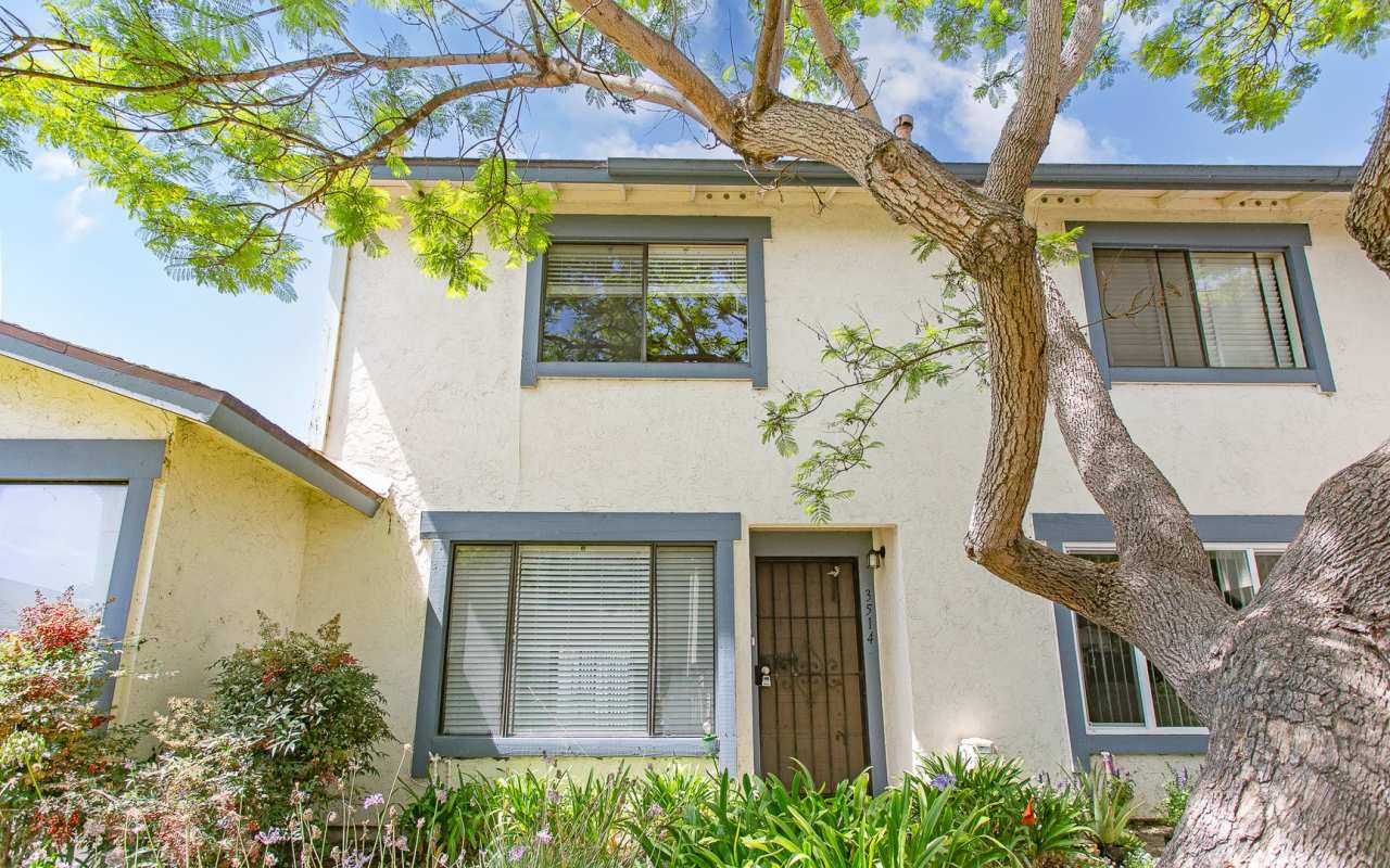 Cozy 2 Bedroom Townhouse in Seabreeze Community