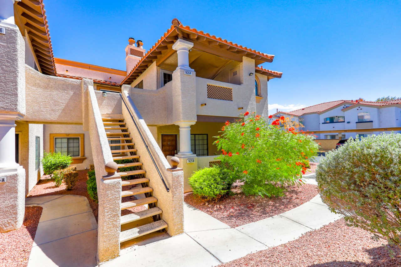 Great 1st Floor 2 Bed Condo