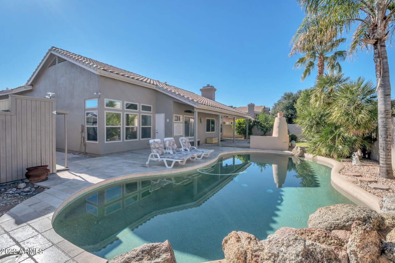 2072 W HARRISON Street