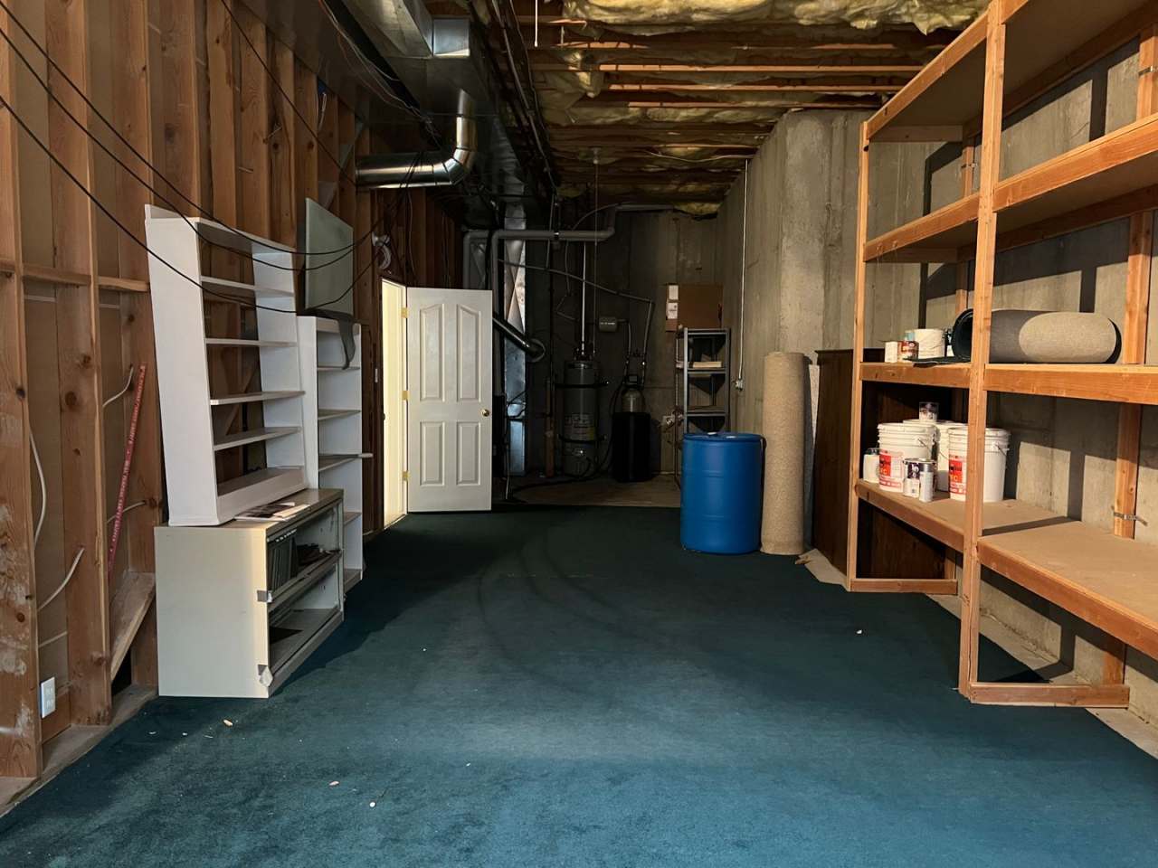 4 bed 3 full bath with the basement set up like a mother in-law apartment with D. Car garage in Draper, Utah